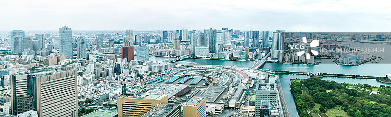 东京天际线在滨水摩天大楼，写字楼，东京湾，2018年奥运会场馆，东京，日本。图片素材