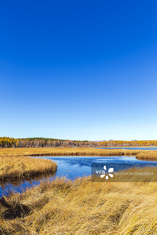 秋季草原和湖泊景观图片素材