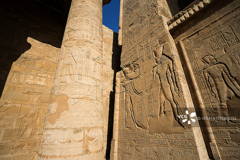 在联合国教科文组织埃及尼罗河遗址附近的埃德夫神庙，石雕神荷鲁斯和奥西里斯的废墟图片素材