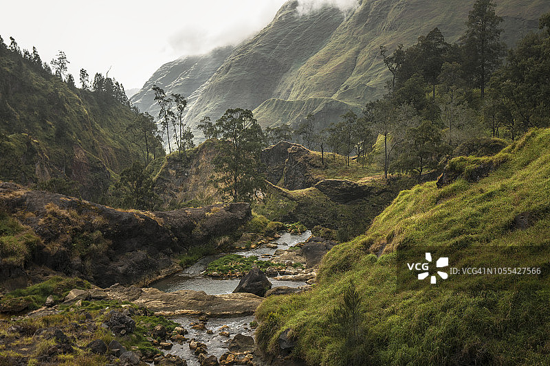 印度尼西亚龙目岛Rinjani火山群的温泉和瀑布图片素材