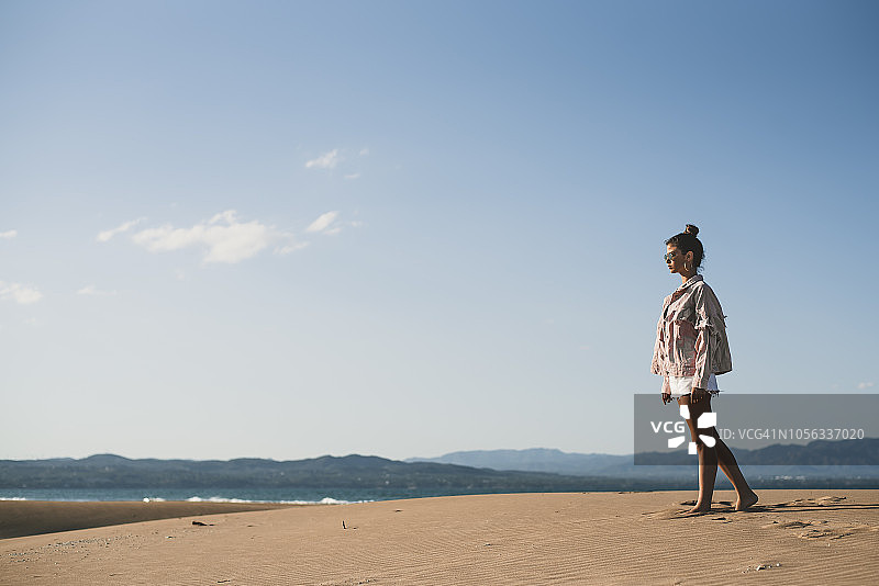 一个少女在海滩上散步图片素材