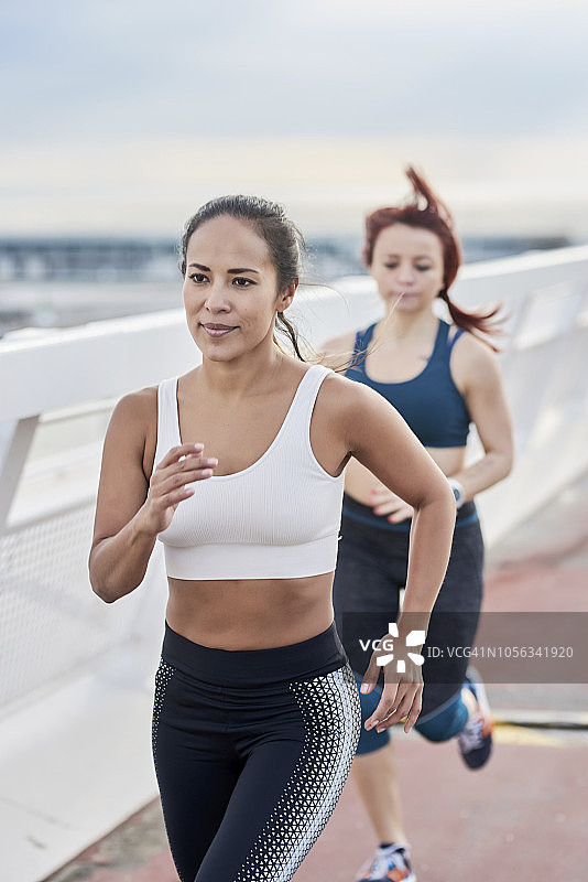 女运动员在桥上跑步图片素材