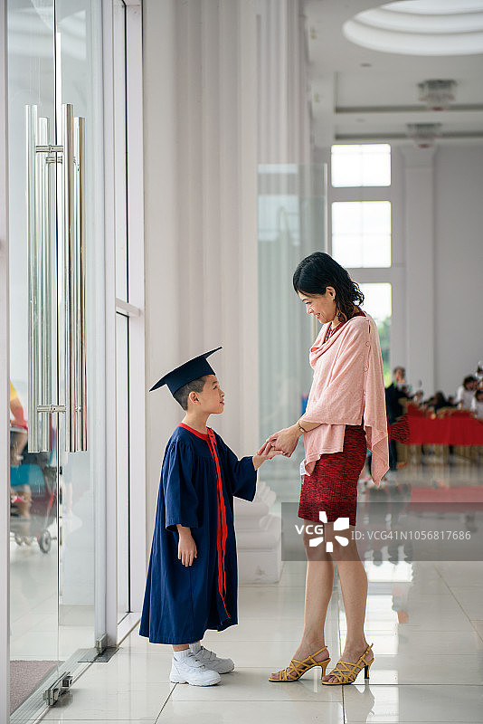 母亲和儿子在学校毕业图片素材