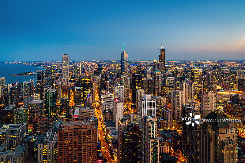鸟瞰黄昏时分的芝加哥市景图片素材