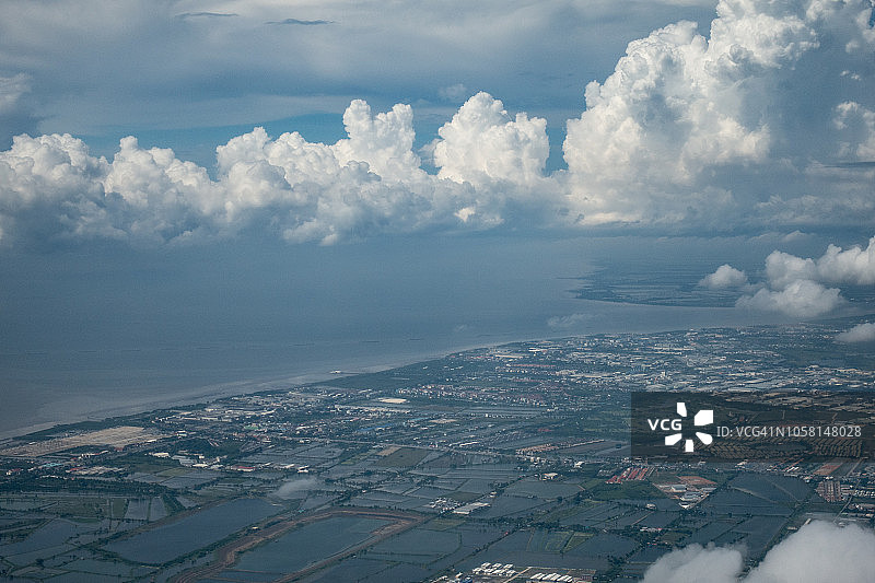 曼谷湾和泰国沙慕普拉干省白天从飞机上鸟瞰图片素材