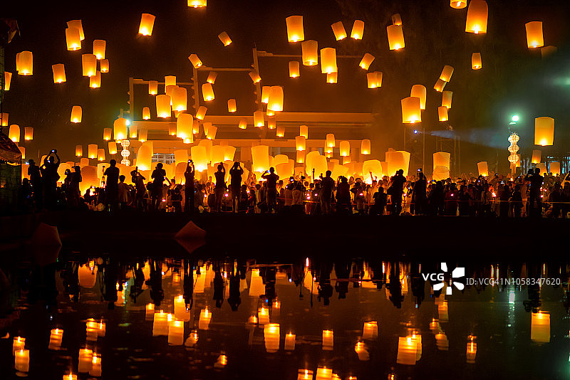 泰国清迈的叶鹏节，天空中映照着无数的灯笼图片素材