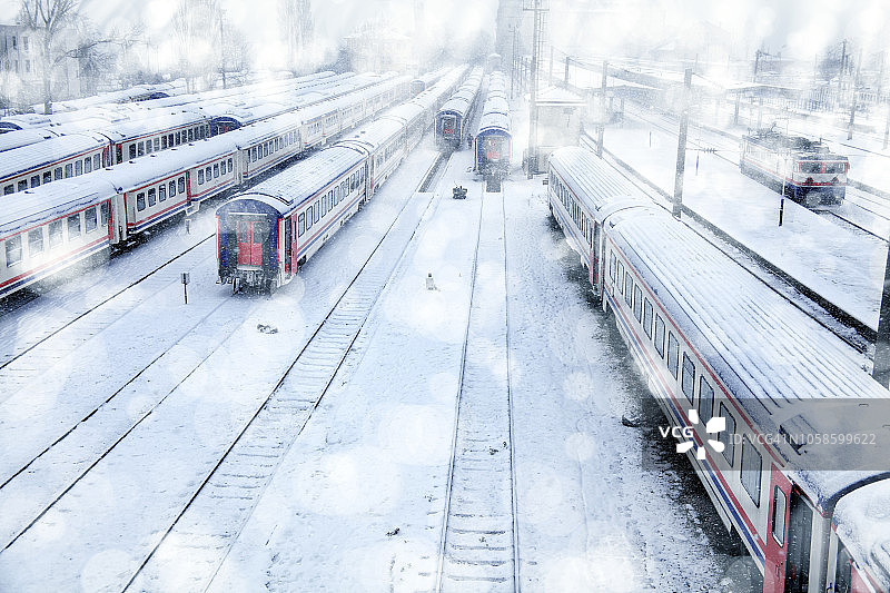 从高处俯瞰被雪覆盖的火车站和伊斯坦布尔的铁路图片素材