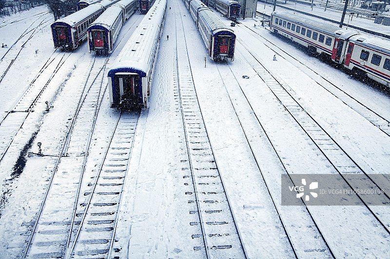 从高处俯瞰被雪覆盖的火车站和伊斯坦布尔的铁路图片素材