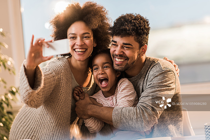 快乐的非裔美国家庭一起自拍，一起玩乐。图片素材
