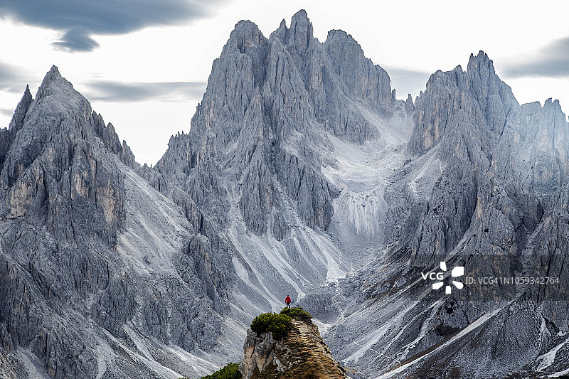 面向意大利阿尔卑斯山陡峭的白云石山脉的小徒步者。图片素材