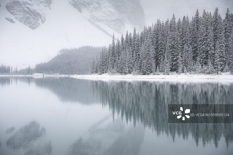 冬天，松树和湖泊，加拿大图片素材