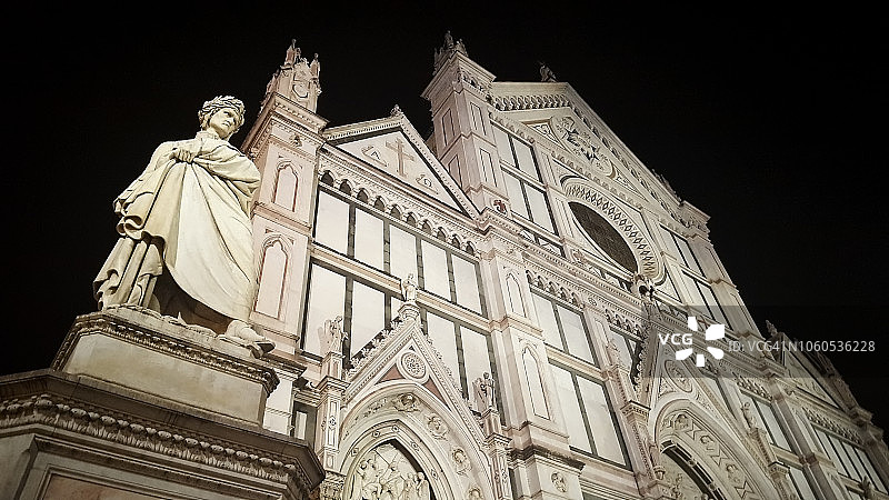 夜晚，但丁的大理石雕像和圣十字大教堂的背景。意大利的佛罗伦萨图片素材