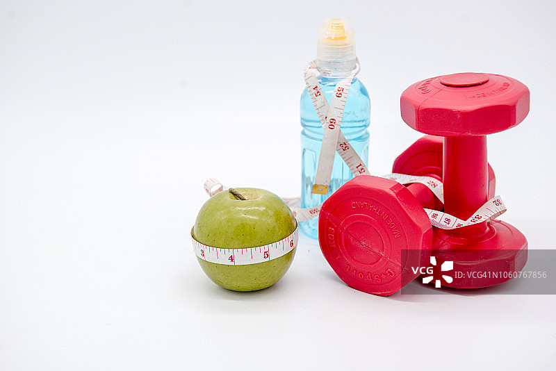 俯视图平躺健康物体与哑铃，瓶装水苹果运动或运动的概念。图片素材