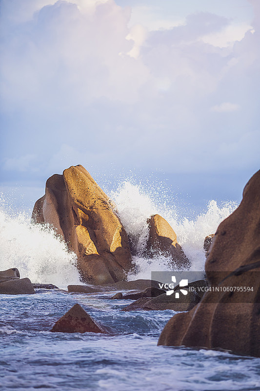 塞舌尔圣安妮岛拉迪戈海滩，海浪冲击着岩石。图片素材