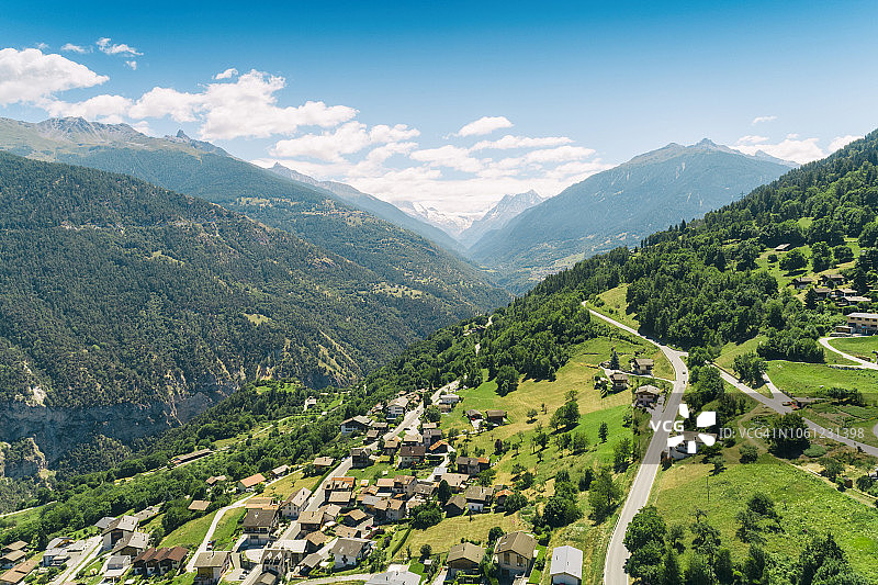 鸟瞰阿尔卑斯山上的一个村庄，锡安，瓦莱州，瑞士图片素材
