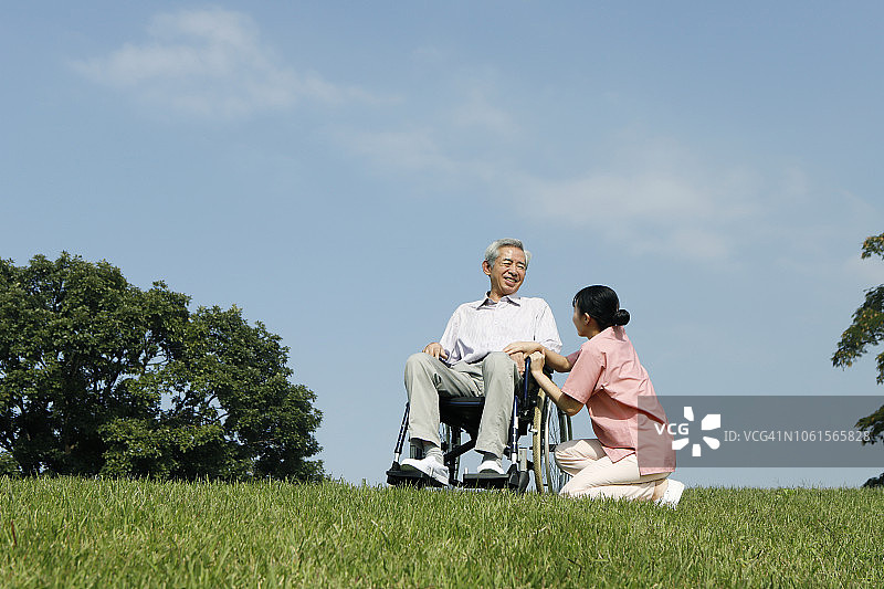 护士协助轮椅上的病人图片素材
