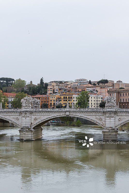 台伯河和维托里奥·埃马努埃莱二世桥——意大利罗马图片素材