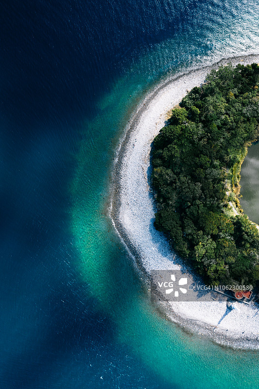 无人机俯瞰日本绿松石色的环形岛屿图片素材