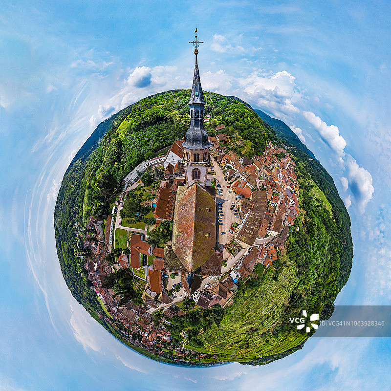 球形全景像一个星球的村庄Andlau，阿尔萨斯，法国。图片素材