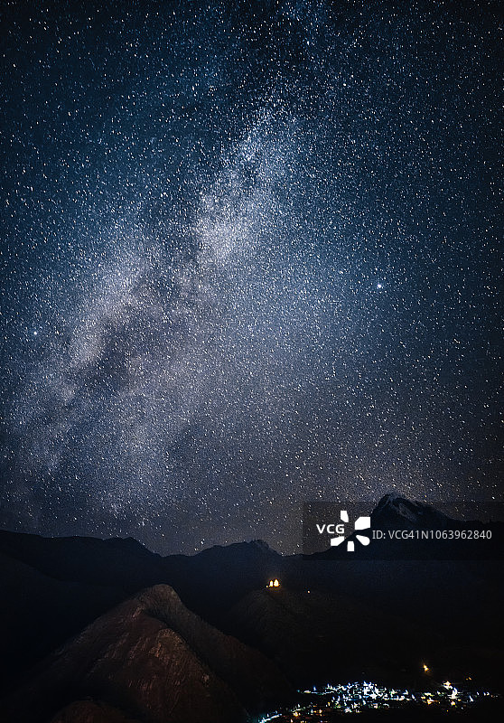 银河系映衬着夜空的哈萨克山图片素材