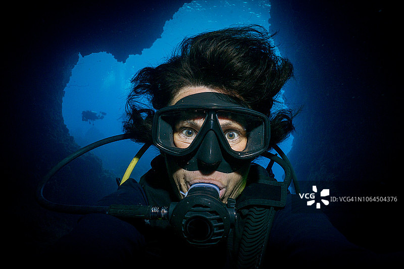 水下极限运动洞穴潜水女性潜水自拍图片素材