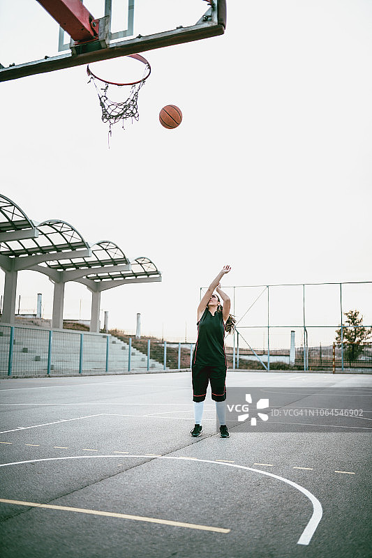 女子篮球运动员运用正确的投篮技术图片素材