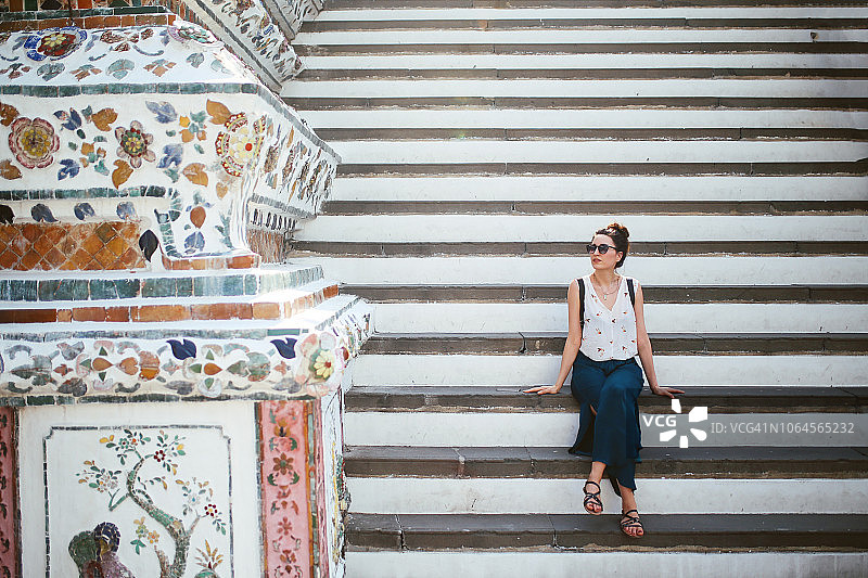 年轻的女游客在著名的曼谷卧佛寺图片素材