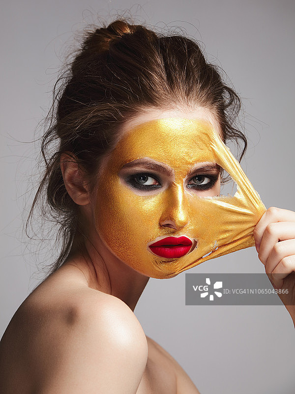 带着金色脱皮面具的女人图片素材