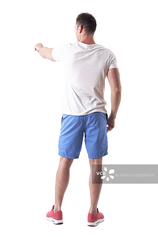 穿夏装男子的后视图，用手指向左显示。图片素材