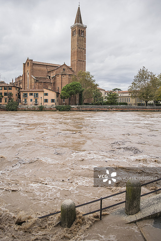 意大利维罗纳阿迪杰河泛滥的危险图片素材