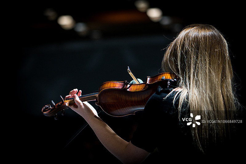 在音乐厅拉小提琴的女孩图片素材