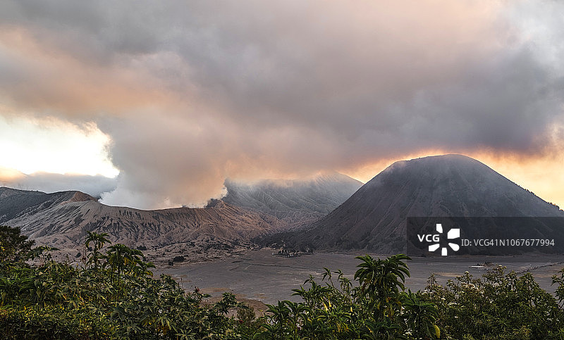 印度尼西亚东爪哇的布罗莫火山上的日落图片素材
