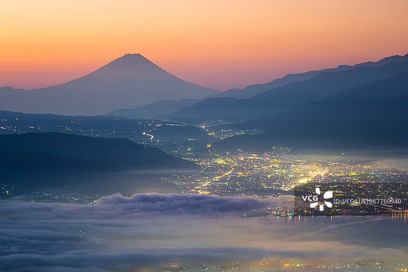 从日本长野县高博内山的高博内高地看富士山和Suwa湖上的雾海。图片素材