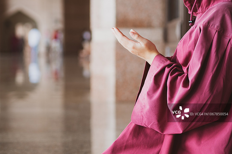 年轻的穆斯林妇女在清真寺祈祷图片素材