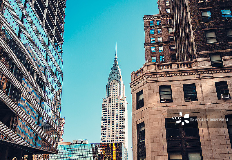 曼哈顿中城第五大道，远处可以看到克莱斯勒大厦图片素材