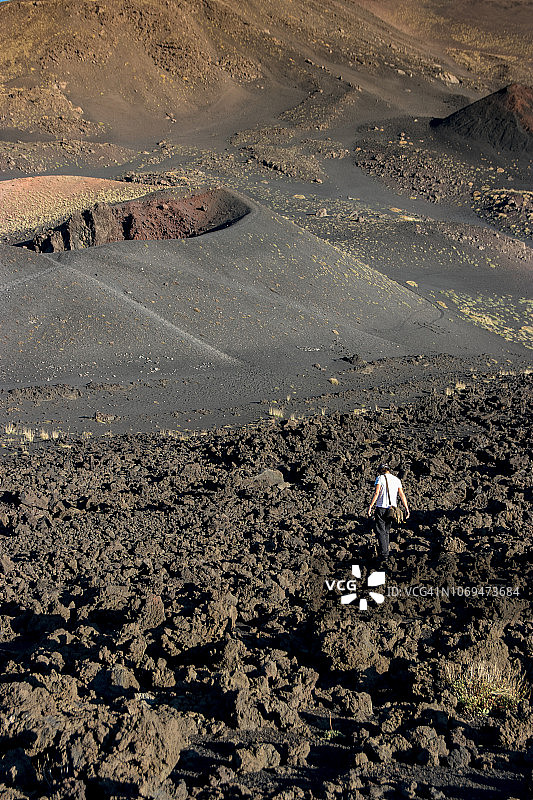 人走向火山口图片素材