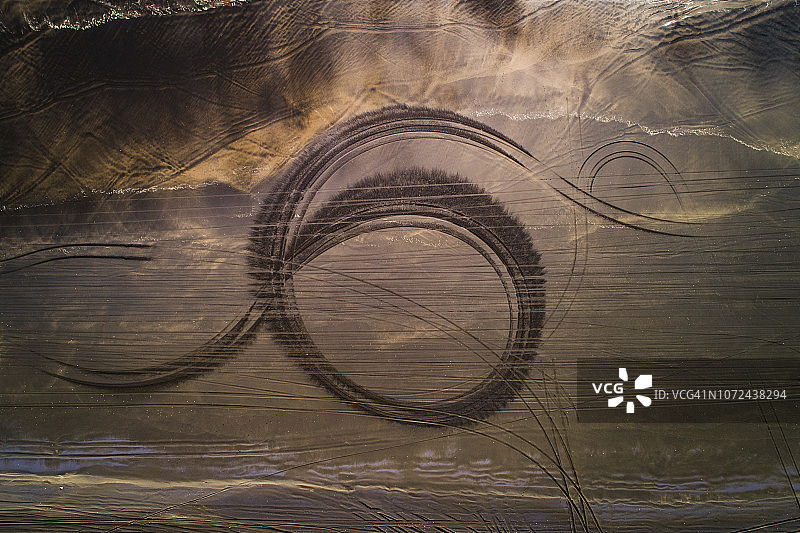 由4×4车辆制造的越野轮胎痕迹图片素材