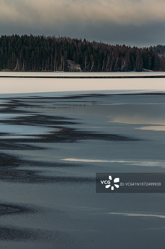 冰冻的湖泊。芬兰斯堪的纳维亚的冬天图片素材
