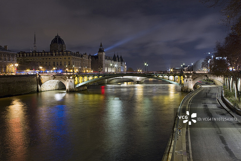 法国，巴黎，蓬皮杜，在塞纳河右岸，一个冬天的夜晚。图片素材