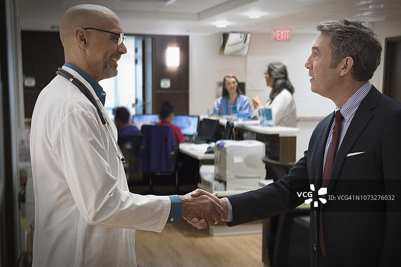 非裔美国医生兼商人在医院里聊天图片素材