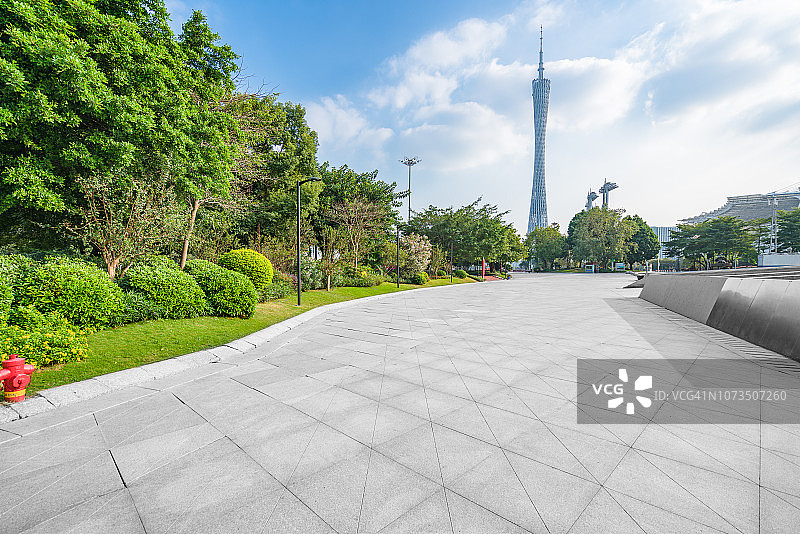 空广场以广州塔为背景，广州图片素材