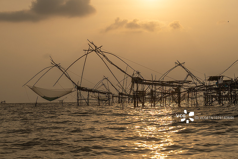 渔网或方形dip net在湖是当地渔业日出的背景在Pakpra Phatthalung省在著名的游客旅游在泰国南部图片素材