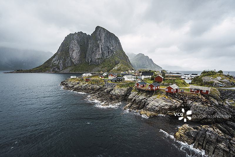 挪威，罗浮敦，岩石海岸的偏远房屋图片素材