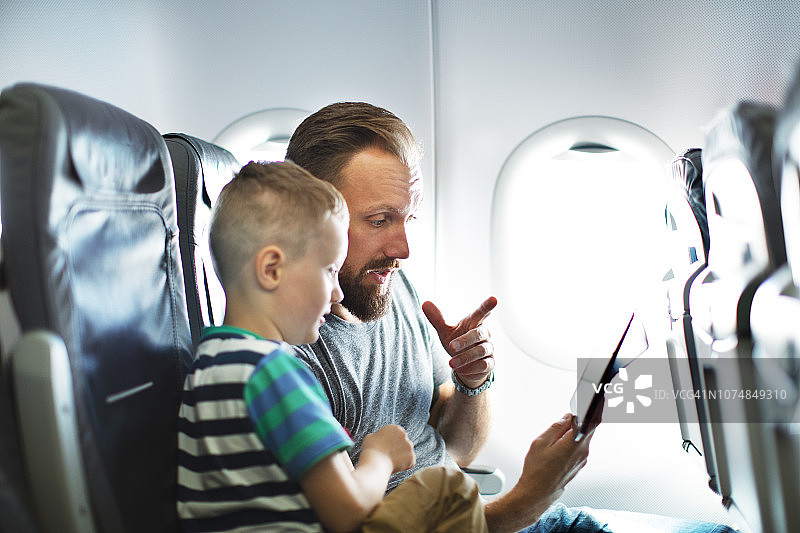 父亲和儿子乘飞机旅行图片素材