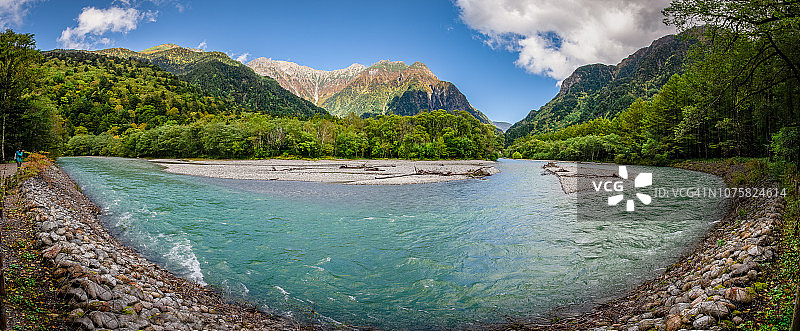风景如画的日本中部三峪国家公园，阿尔卑斯山上高内与游客图片素材