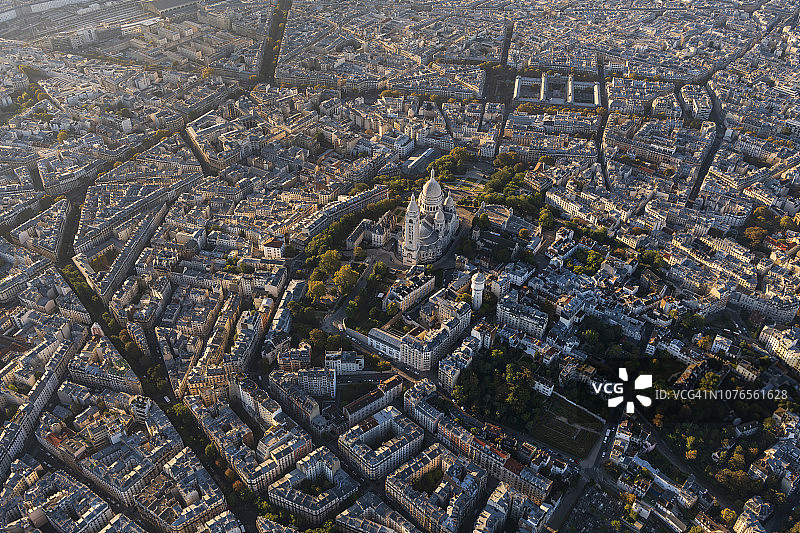 空中飞过Sacré-Cœur法国巴黎，日出图片素材