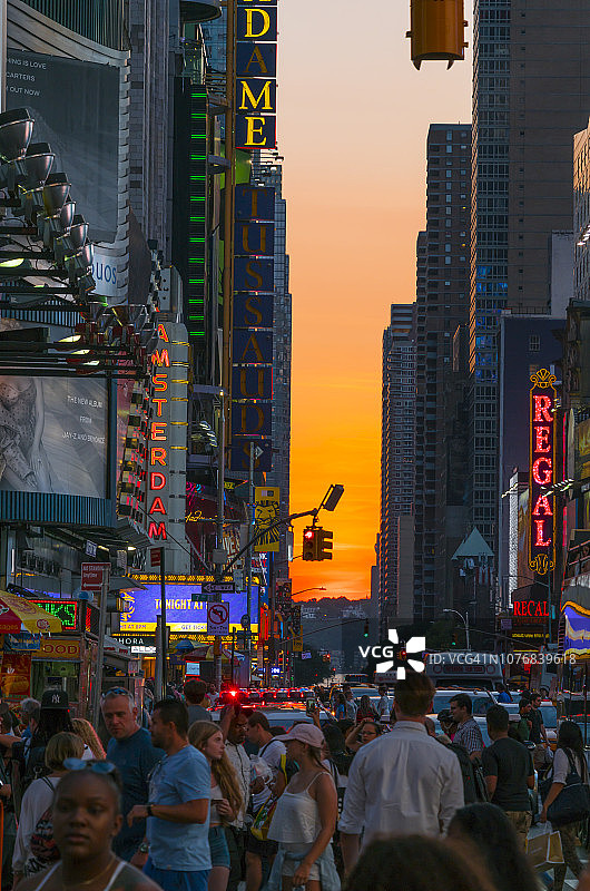 2018年7月13日，一群人在美国曼哈顿中城时代广场第42街观看曼哈顿悬日活动。图片素材