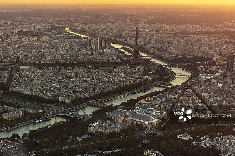 法国巴黎与埃菲尔铁塔的鸟瞰图，日落图片素材