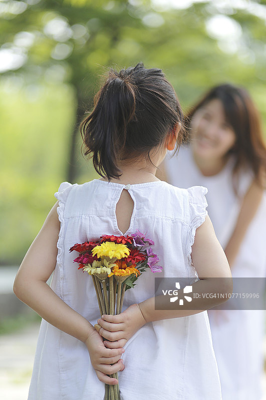 女儿藏花不让妈妈看见图片素材