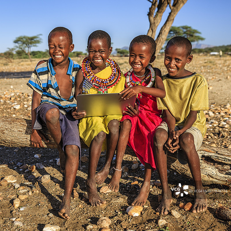 一组非洲儿童使用笔记本电脑，肯尼亚，东非图片素材